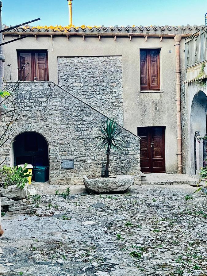 Cortile Padre Vincenzo Apartman Erice Kültér fotó